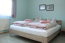 Schlafzimmer mit großem Bett